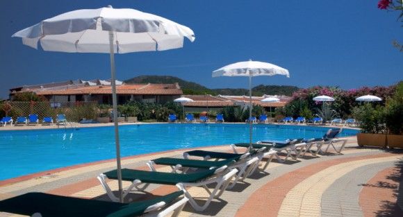 Piscina attrezzata